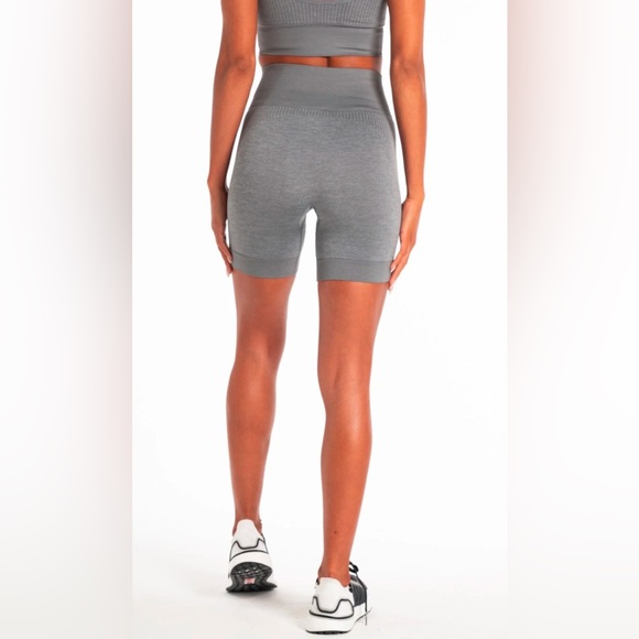 Pursue Fitness Adapt Seamless Shorts in Subtle Grey - Size Medium (M) - Picture 2 of 7